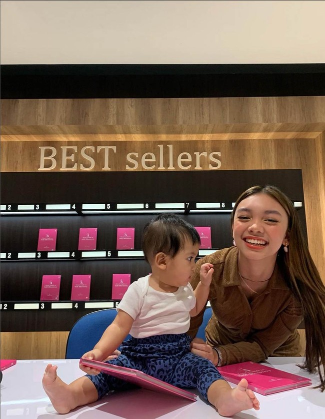Nola B3 kerap memperlihatkan kedekatan Naura Ayu dengan putri bungsunya, Aladya Odetta Nakeya Ayu di Instagram. Foto: Instagram/@riafinola