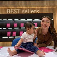 Nola B3 kerap memperlihatkan kedekatan Naura Ayu dengan putri bungsunya, Aladya Odetta Nakeya Ayu di Instagram. Foto: Instagram/@riafinola