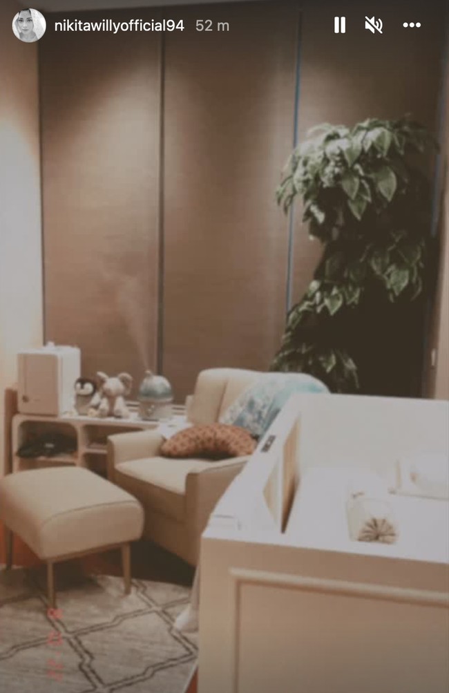 Melalui Instagram Storynya, Nikita juga tampak memamerkan kamar baru baby Izz yang didominasi oleh warna coklat. Kamarnya itu tampak cukup lengkap dan nyaman. Foto: Instagram