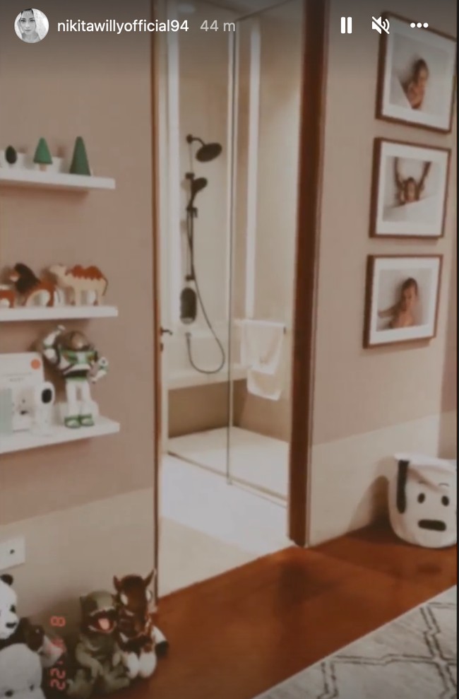 Kamar tersebut memiliki kamar mandi dalam dan sudah dipenuhi dengan beragam boneka dan mainan. Pada salah satu bagian dindingnya juga terpajang beberapa foto baby Izz. Foto: Instagram
