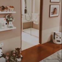 Kamar tersebut memiliki kamar mandi dalam dan sudah dipenuhi dengan beragam boneka dan mainan. Pada salah satu bagian dindingnya juga terpajang beberapa foto baby Izz. Foto: Instagram