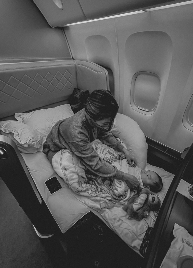 Melalui akun Instagram pribadinya, Nikita Willy tampak membagikan momen detik-detik kepulangannya ke Indonesia. Dalam foto terlihat dirinya dan baby Izz yang sedang berada di dalam pesawat. Foto: Instagram