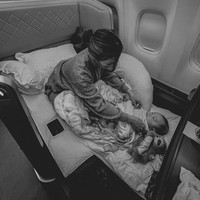 Melalui akun Instagram pribadinya, Nikita Willy tampak membagikan momen detik-detik kepulangannya ke Indonesia. Dalam foto terlihat dirinya dan baby Izz yang sedang berada di dalam pesawat. Foto: Instagram