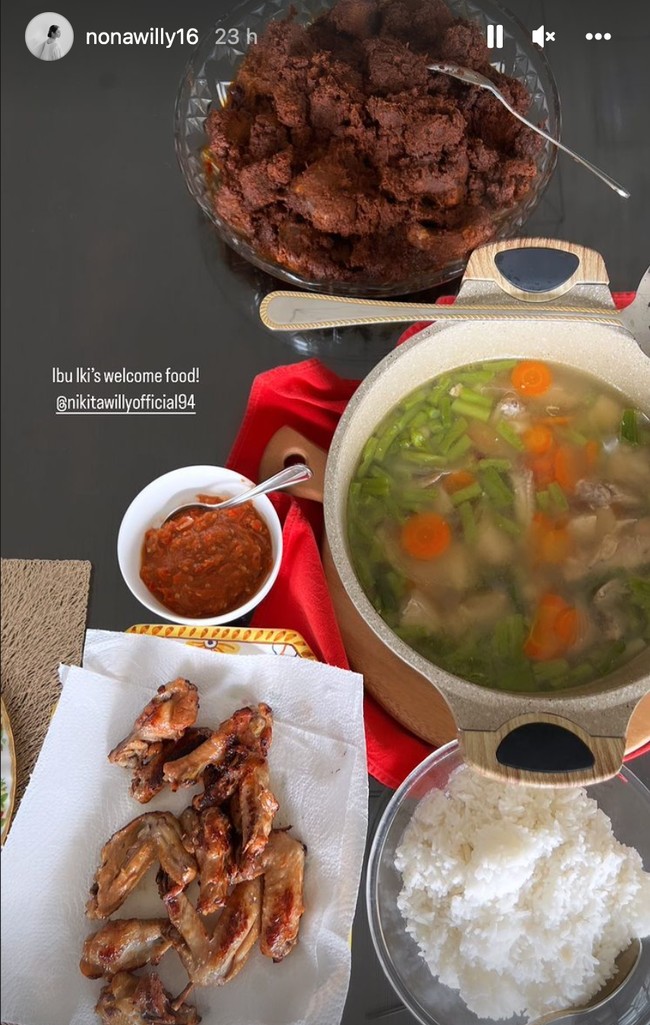 Sesampainya di Indonesia Nikita Willy langsung disambut dengan makanan-makanan Indonesia yang sudah disediakan oleh keluarganya. Hal itu terlihat dari unggahan di Instagram Story sang adik Winona Willy yang saat ini tengah hamil. Foto: Instagram