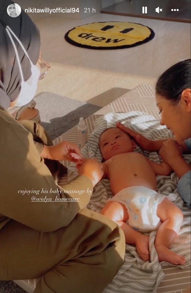 Baby Izz pun terlihat langsung dipijit usai melakukan perjalanan jauh dari Amerika. Sambil ditemani ibunya, baby Izz tampak nyaman dipijit oleh terapis pijat bayi. Foto: Instagram