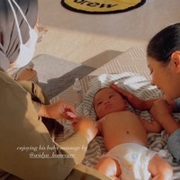 Baby Izz pun terlihat langsung dipijit usai melakukan perjalanan jauh dari Amerika. Sambil ditemani ibunya, baby Izz tampak nyaman dipijit oleh terapis pijat bayi. Foto: Instagram