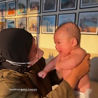 Kepulangannya ke Indonesia sendiri menjadi momen pertama bagi baby Izz. Seperti yang diketahui, Nikita Willy sebelumnnya memang sudah menetap di Amerika dari sejak dirinya hamil, sekitar bulan Desember 2021. Kurang lebih sudah 7 bulan ia dan keluarga tinggal di Amerika. Foto: Instagram