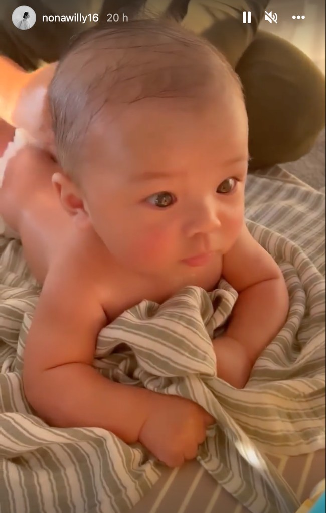 Penampilan Baby Izz saat dipijat pun sukses bikin gemas. Dengan pipi tembam dan ekspresi wajah serius, anak pertama Nikita Willy dan Indra Priawan itu terlihat begitu lucu dan imut. Foto: Instagram