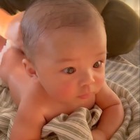 Penampilan Baby Izz saat dipijat pun sukses bikin gemas. Dengan pipi tembam dan ekspresi wajah serius, anak pertama Nikita Willy dan Indra Priawan itu terlihat begitu lucu dan imut. Foto: Instagram