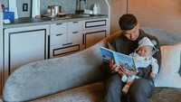 Indra Priawan juga terlihat momong Baby Iss. Foto: dok instagram nikitawillyofficial94