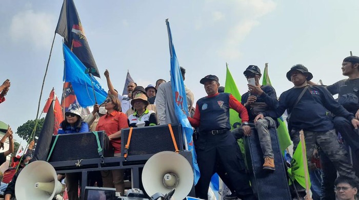 Nining Elitos (berbaju merash) di atas mobil komando di depan DPR.