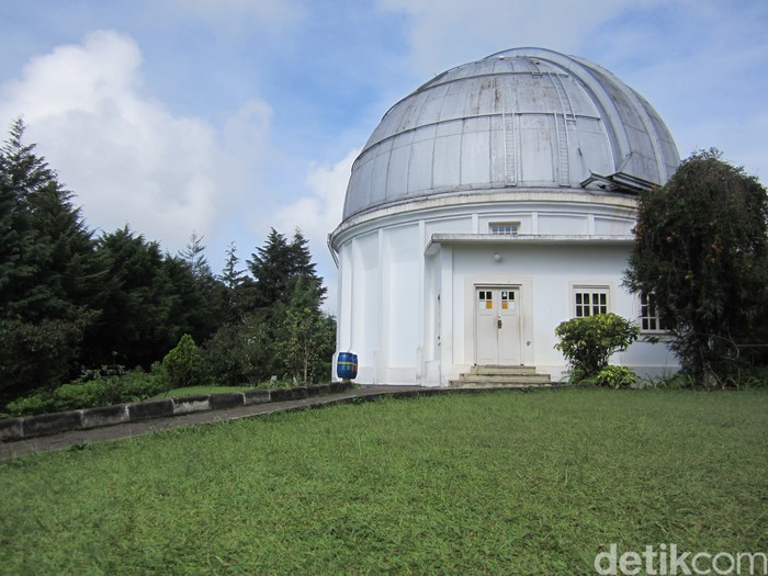 Observatorium Bosscha adalah observatorium astronomi tertua Indonesia, terletak di Lembang, Bandung, Jawa Barat.