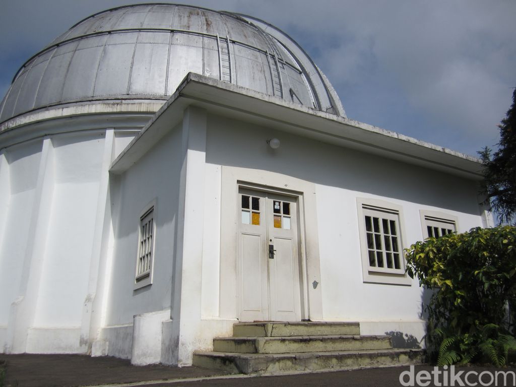 Observatorium Bosscha adalah observatorium astronomi tertua Indonesia, terletak di Lembang, Bandung, Jawa Barat.
