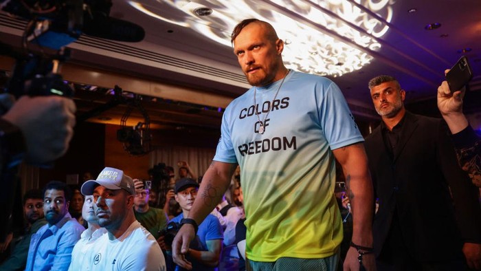 LONDON, ENGLAND - JUNE 29: Oleksandr Usyk walks in for the Oleksandr Usyk v Anthony Joshua 2 Press Conference on June 29, 2022 in London, England. (Photo by Alex Pantling/Getty Images)