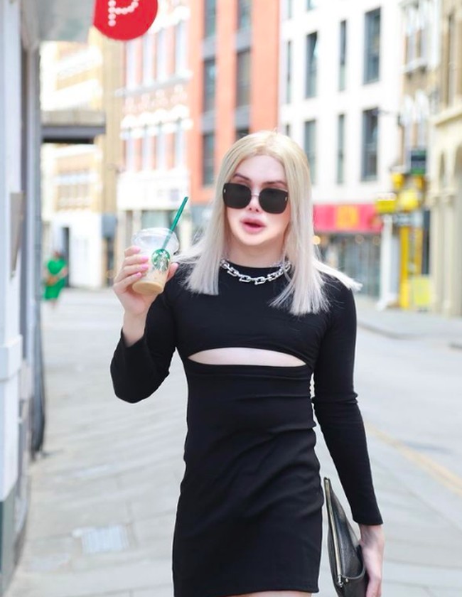 Oli mengaku bahwa dia terinspirasi wanita-wanita cantik Korea Selatan yang dilihatnya di TikTok. Seringnya melihat para wanita Korea tersebut, menginspirasi Oli untuk mengubah penampilannya. Foto: dok. Instagram/@londonoli