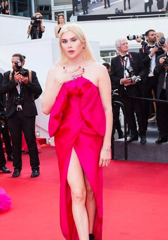 Oli pun kini tampil dengan dress dan pakaian wanita lainnya di berbagai kesempatan. Seperti penampilannya ini, saat hadir di Cannes. Oli tampil mengenakan gaun off shoulder warna pink fuchsia. Foto: dok. Instagram/@londonoli