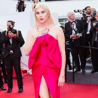 Oli pun kini tampil dengan dress dan pakaian wanita lainnya di berbagai kesempatan. Seperti penampilannya ini, saat hadir di Cannes. Oli tampil mengenakan gaun off shoulder warna pink fuchsia. Foto: dok. Instagram/@londonoli