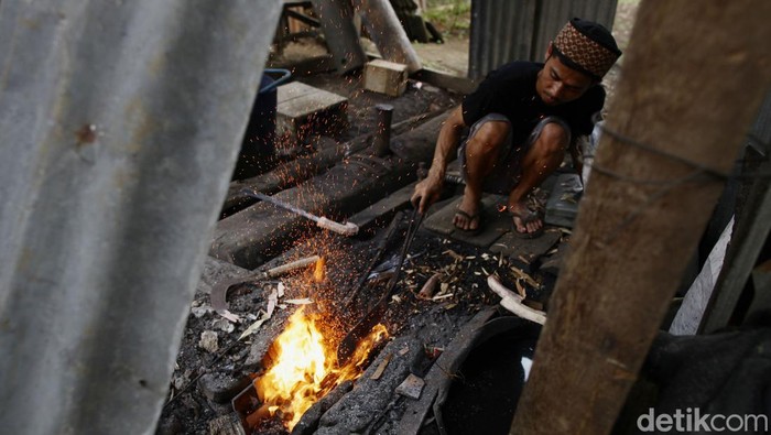 Pande Golok Petir Primadona Para Jawara Daerah Banten disebut-sebut sebagai tanah para jawara. Tidak heran pembuatan golok jadi primadona. Salah satunya di Desa Seuat Jaya, Kecamatan Petir, Serang.
