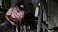 Salah satu sudara Zainal juga turut membantu menyelesaikan pesanan pembuatan pisau dapur yang akan dikirim ke Lampung.