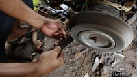 Sebelum dikirim pisau atau golok diasah dan diuji ketajaman terlebih dahulu.