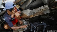 Arit-arit yang sudah ditempa selanjutkan akan diasah sesui pesanan pelanggan.