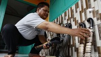Para pembuat golok di desa ini dibagi kepada dua kelompok. Yaitu para pande yang menempa besi sampai berbentuk golok tapi belum tajam. Para pandai saat ini berjumlah 6 kelompok dalam satu desa. Kelompok kedua adalah para perajin dan pengukir golok yang memproduksi beraneka ragam jenis dan ukuran golok sampai diperjualbelikan ke pasar salah satunya Pak Pudri yang menjual golok termahalnya Rp 700 ribu dan termurah Rp 60 ribu.