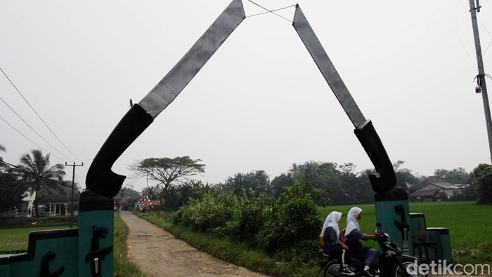 Daerah Banten disebut-sebut sebagai tanah para jawara. Tidak heran pembuatan golok jadi primadona. Salah satunya di Desa Seuat Jaya, Kecamatan Petir, Serang.