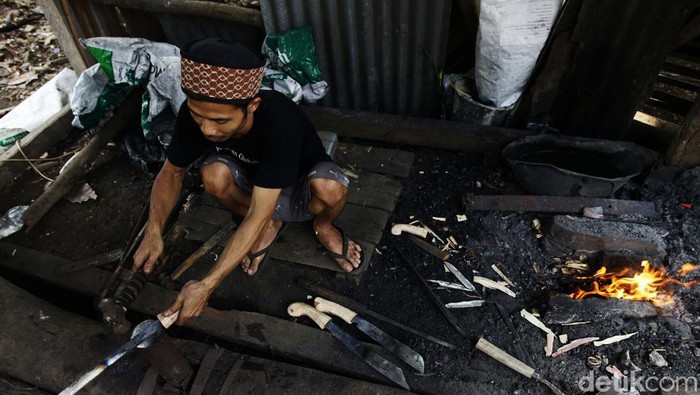 Pande Golok Petir Primadona Para Jawara Daerah Banten disebut-sebut sebagai tanah para jawara. Tidak heran pembuatan golok jadi primadona. Salah satunya di Desa Seuat Jaya, Kecamatan Petir, Serang.