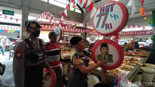 Suasana pemasangan pernak-pernik di Pasar Rejowinangun, Kota Magelang untuk memeriahkan HUT Kemerdekaan RI ke-77.