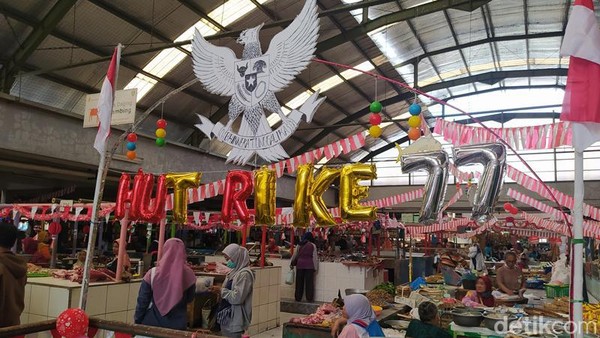 Semangat Pedagang Pasar Rejowinangun Magelang Semarakkan HUT RI