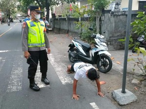 Tertangkap Tak Pakai Helm, Pelajar-Warga Ditilang dan Dihukum Push Up