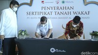 Masjid Al-Istiqomah tersebut sebelumnya masuk wilayah perbatasan antara Kecamatan Setiabudi, dan Kecamatan Tebet, Jakarta Selatan.