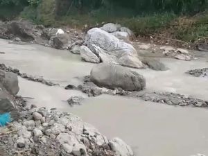 Ternyata! Ini Sebab Air Sungai Banjarnegara Mendadak Berwarna Putih Susu