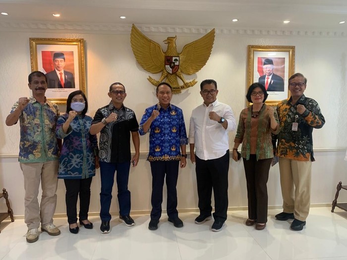 Penjabat (Pj) Gubernur Sulawesi Barat (Sulbar) Akmal Malik bertemu dengan Menteri Pemuda dan Olahraga (Menpora) Zainudin Amali di Jakarta.