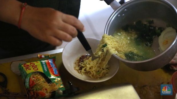 Penjualan mie instan di warkop kawasan Radio Dalam, Jakarta, Hari Rabu (10/8/2022). (CNBC Indonesia/ Muhammad Sabki)