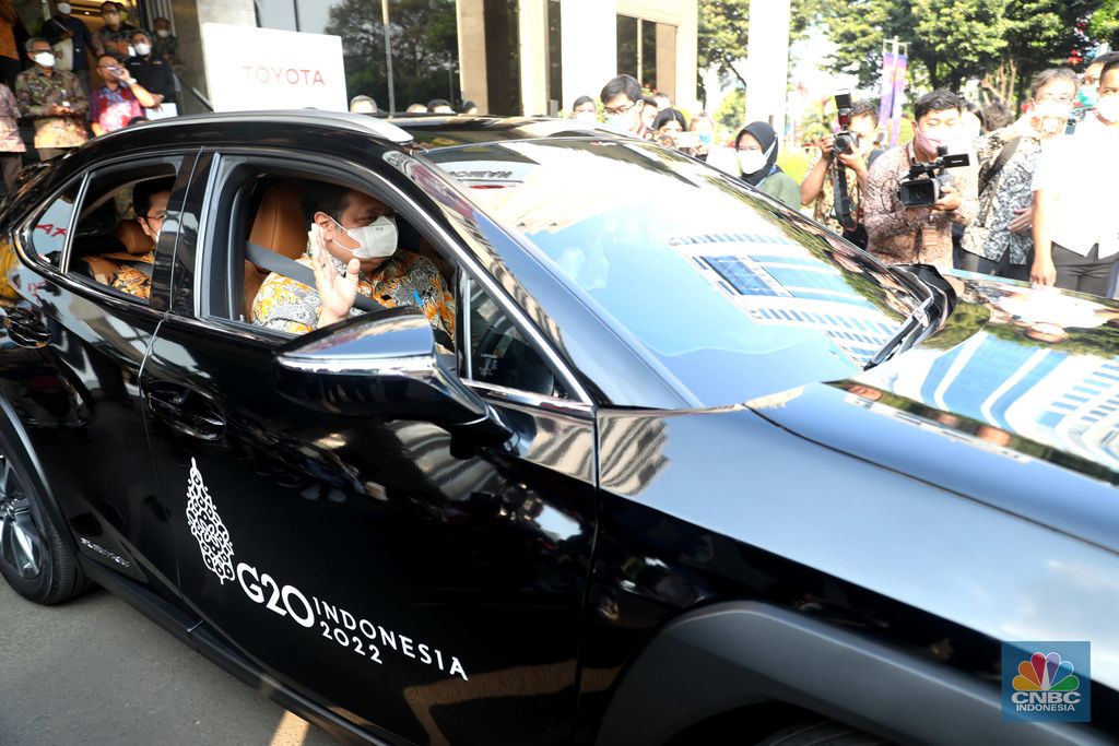 Menteri Koordinator Bidang Perekonomian Airlangga Hartarto mencoba mobil listrik Toyota  di Kantor Kementerian Koordinator Bidang Perekonomian, Jakarta, Rabu (10/8/2022). Toyota menyerahkan sebanyak 143 unit mobil listrik kepada pemerintah sebagai kendaraan resmi dalam gelaran Presidensi G20 Indonesia bulan November nanti. (CNBC Indonesia/ Muhammad Sabki)