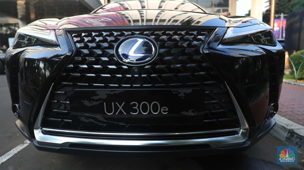 Mobil listrik Toyota yang akan digunakan untuk kendaraan resmi dalam gelaran Presidensi G20 saat acara seremooni penyerahan di Kantor Kementerian Koordinator Bidang Perekonomian, Jakarta, Rabu (10/8/2022). Toyota menyerahkan sebanyak 143 unit mobil listrik kepada pemerintah sebagai kendaraan resmi dalam gelaran Presidensi G20 Indonesia bulan November nanti. (CNBC Indonesia/ Muhammad Sabki)