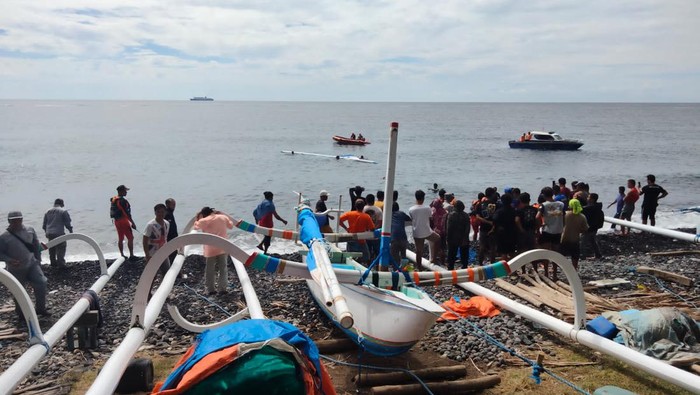 Perahu nelayan Desa Tulamben, Kecamatan Kubu, Kabupaten Karangasem, Bali, hancur setelah ditabrak kapal saat melaut di perairan Tulamben, Rabu (10/8/2022).