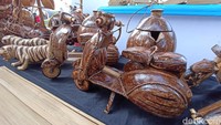 Bukan hanya kerajinan tangan dari limbah batok kelapa, Erick juga membuat kerajinan tangan lainnya dari barang bambu, mulai dari gelas cantik, tas, hingga teko.