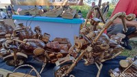 Tangan terampil seniman Cianjur ini pun hanya membutuhkan waktu 2 sampai 3 hari untuk membuat satu kerajinan tangan, berupa miniatur sepeda motor dari vespa hingga motor gede dari batok kelapa.