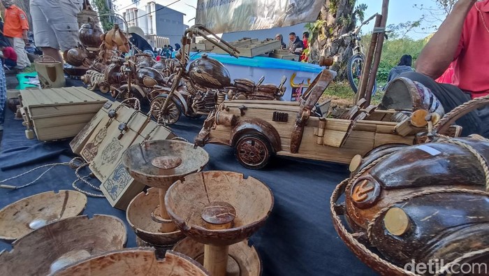 Perajin Cianjur kreasikan limbah batok kelapa dan bambu jadi kreasi Seni yang bernilai tinggi