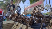 Menurutnya kreasi batok kelapa dan bambu tersebut memiliki nilai yang tinggi, untuk satu miniatur sepeda motor bisa dijual dengan harga Rp 200 ribu - Rp 300 ribu per buah. Sedangkan untuk gelas kopi bisa dijual dengan harga Rp 15 ribu per buah.