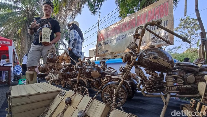 Perajin Cianjur kreasikan limbah batok kelapa dan bambu jadi kreasi Seni yang bernilai tinggi
