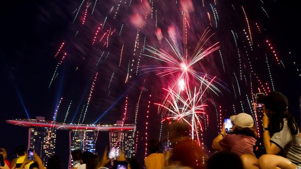 Kembang api terlihat di atas Marina Bay selama perayaan Hari Nasional di Singapura, Selasa (9/8/2022). (REUTERS/Edgar Su)
