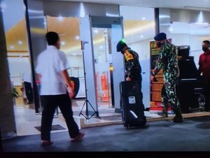Brimob Antar Sekoper Barang Bukti dari Rumah Irjen Ferdy Sambo