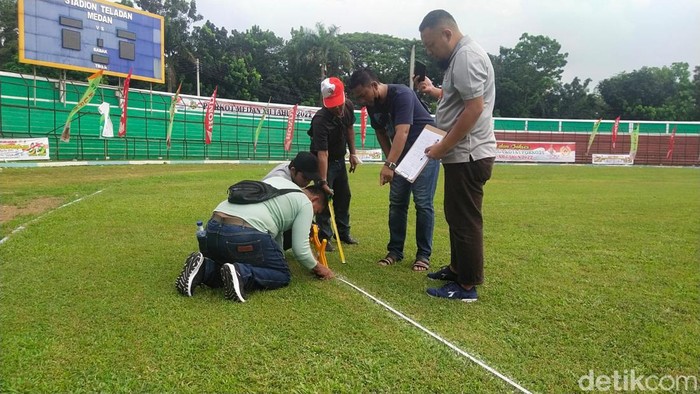 Perwakilan PT. LIB saat melakukan uji kelayakan Stadion Teladan Medan.