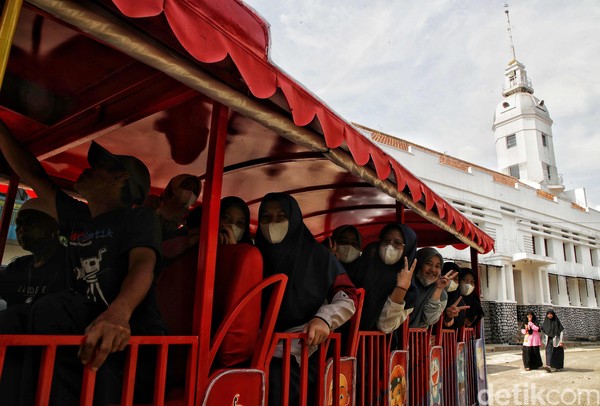 Bangunan di belakang bernama Masjid Al-Syuro Cipari. Tempat musyawarah itu dulunya masjid kecil dan hanya mampu menampung sekitar 30 orang saja. Bangunan di belakang bernama Masjid Al-Syuro Cipari. Tempat musyawarah itu dulunya masjid kecil dan hanya mampu menampung sekitar 30 orang saja.
