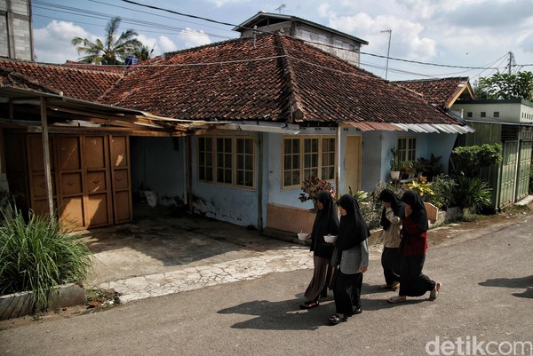 Dijelaskan Nasyrul Fuad, pengurus Masjid Al Syuro Cipari, waktu awal-awal pergerakan kemerdekaan Indonesia, ketika SI mulai berkembang dari Solo ke Jawa Barat, Garut menjadi salah satu wilayah dengan pengikut Sarekat Islam yang luar biasa. Dijelaskan Nasyrul Fuad, pengurus Masjid Al Syuro Cipari, waktu awal-awal pergerakan kemerdekaan Indonesia, ketika SI mulai berkembang dari Solo ke Jawa Barat, Garut menjadi salah satu wilayah dengan pengikut Sarekat Islam yang luar biasa.