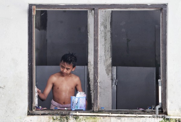 “Gerombolan itu menyerang sini karena pada awalnya masyarakat mendukung DI/TII lewat iuran-sumbangan, tapi di saat gerakan mereka dianggap menyalahi lalu terjadi perampokan hingga penggeledahan, mengambil harta, maka kata KH Yusuf itu sudah keluar dari nilai Islam,” terang Nasyrul. “Gerombolan itu menyerang sini karena pada awalnya masyarakat mendukung DI/TII lewat iuran-sumbangan, tapi di saat gerakan mereka dianggap menyalahi lalu terjadi perampokan hingga penggeledahan, mengambil harta, maka kata KH Yusuf itu sudah keluar dari nilai Islam,” terang Nasyrul.