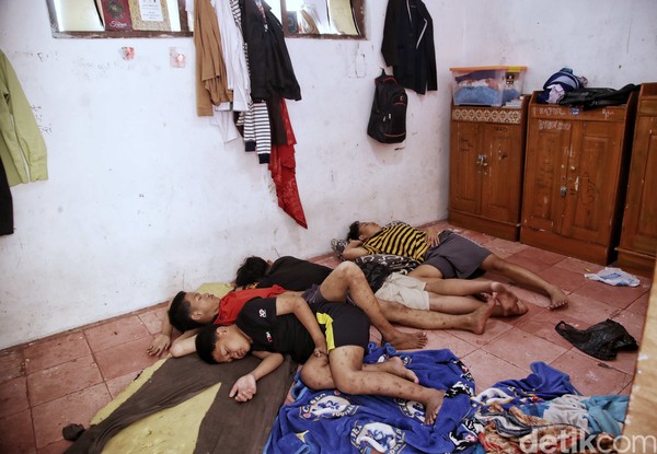 DI/TII menyerang kawasan Pesantren Cipari menggunakan senjata api bahkan senjata berat. Masyarakat mampu bertahan dengan bantuan keamanan desa yang dipersenjatai. DI/TII menyerang kawasan Pesantren Cipari menggunakan senjata api bahkan senjata berat. Masyarakat mampu bertahan dengan bantuan keamanan desa yang dipersenjatai.